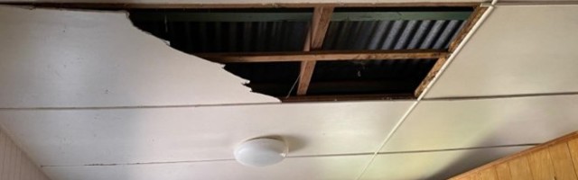 (FOTO) Penzioner sedeo u kuhinji kada mu je propao plafon: ONO ŠTO JE ISPALO IZ NJEGA ZALEDILO GA JE