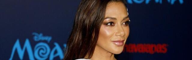 Vreli kadrovi na pesku! Nikol se valjala u minijaturnom bikiniju - fatalna crnka zapalila internet (FOTO)