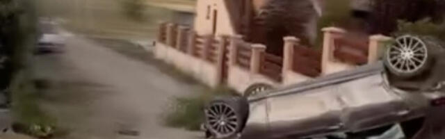 IZGUBIO KONTROLU PA ZAVRŠIO NA KROVU Poginula jedna osoba, druga povređena