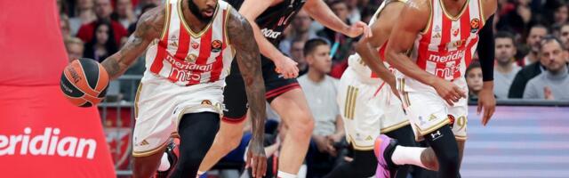 (POLUVREME) NAPETA BORBA CRVENO-BELE BRAĆE: Zvezda sa minimalnim zaostatkom otišla na odmor!