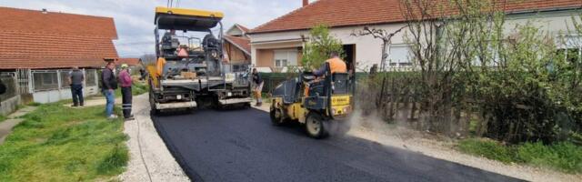 Počelo asfaltiranje ulice Save Đorđevića u Bobištu u dužini od 912 metara, vrednost radova 16,4 miliona dinara