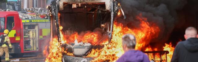 (VIDEO) Počeo sveopšti rat na ulicama Britanije! Zapad potpuno poludeo, demonstranti brutalno pale i uništavaju sve redom