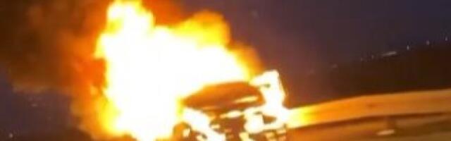 UŽAS NA AUTO-PUTU! Automobil u plamenu kod Ostružnice