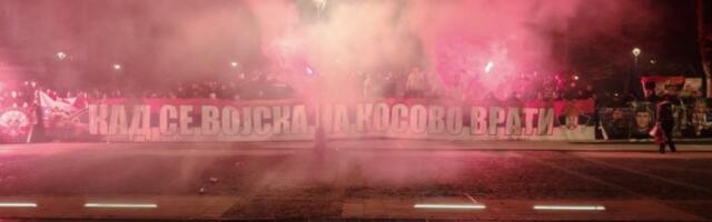 NAVIJAČI ZAPALILI LESKOVAC! Rasprizili opasan transparent, pa zapevali! (VIDEO)