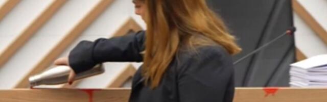 OPOZICIJA DIVLJA I U SKUPŠTINI GRADA! Zalili celu salu crvenom farbom, nastavljaju da prave HAOS! (VIDEO)