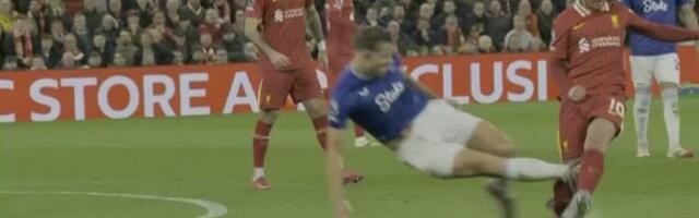 BRUKA U ENGLESKOJ: Ako ovo nije crveni karton, pa šta je!? (VIDEO)