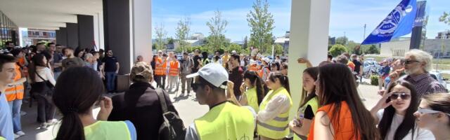Kragujevčani sa skupa ispred Palate pravde uputili podršku uhapšenim aktivistima u Novom Sadu (FOTO)