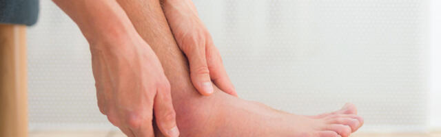 OVO SU SIMPTOMI NAGOMILAVANJA VODE U TELU - JEDAN SE POSEBNO POGORŠAVA PREDVEČE! 6 načina da je potpuno prirodno u trenu izbacite iz tela!