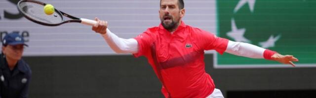 "Ovo je neki naš, čim ima ovakvu glavudžu": Novinar udario glavom u kameru - Novakova reakcija je HIT (VIDEO)