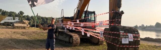 Aktivisti "Beograd ostaje" "vezali" bager: Protest zbog radova kod Ušća (FOTO)
