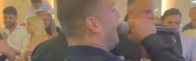 "Da li smo toliko očajni?" Darko Lazić peva na LAŽNOJ svadbi u Novom Sadu - ulaz 70 evra, sve uključeno u cenu