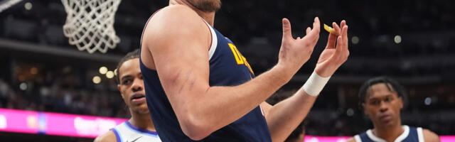 Jokić dominira na terenu, a pomaže i treneru: Adelman otkrio o čemu su pričali tokom tajm-auta