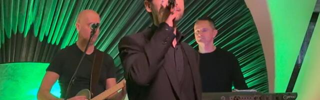 USTAO CEO RESTORAN! Stevan Anđelković premijerno izveo „Nisam smeo“ - publika pevala i nagradila ga gromoglasnim aplauzom