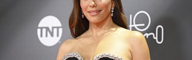 Eva Longorija u 51. godini napravila pometnju na plaži: Tanga bikini, čaša vina i osmeh od milion dolara!