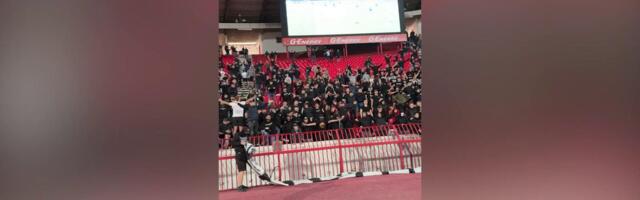 Fudbaleri Partizana u suzama delili dresove navijačima