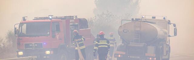 VELIKI POŽAR NA POPULARNOM LETOVALIŠTU Objekti u grotlu plamena, vlasti izdale upozorenje ljudima: Celo područje nadleću helikopteri (VIDEO)