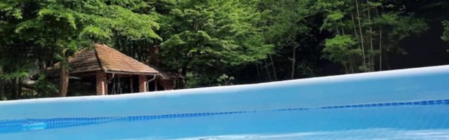Na fotkama olimpijski bazen, a uživo kockica - vikendica u Bosni postala hit zbog reklame