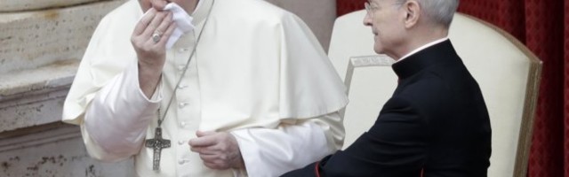 PAPA USRED KORONE BRISAO NOS, PA SIŠAO MEĐU VERNIKE! Prva služba u Vatikanu još od februara!