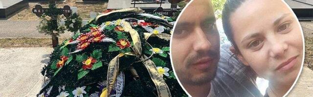 OVDE POČIVA PORODICA IZ NOVOG SADA: ČETVORO DECE SAHRANJENO IZMEĐU RODITELJA, PRIZOR KIDA DUŠU! (FOTO/VIDEO)