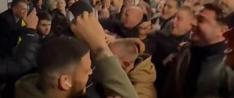 GROBARI NAPRAVILI ŠOU NA AERODROMU! Košarkaši Partizana sleteli u Beograd, navijači im priredili spektakl za pamćenje! (VIDEO)