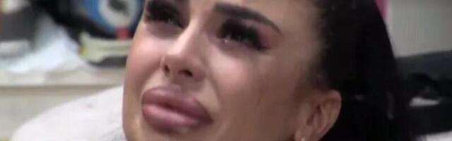 SANJA GRUJIĆ POKAZALA GOLE GRUDI JANJUŠU, A KAD ČUJETE RAZLOG NEĆE VAM BITI DOBRO! Isplivali rani radovi starlete, sve objavljeno javno  (FOTO)