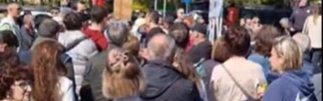 "Da ih oteramo": Novosađani opkolili SNS štandove (VIDEO)