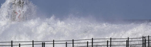 Снажан талас у Шпанији одвукао групу пливача у море, четворо погинуло