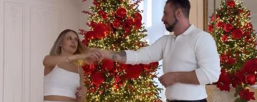 Naš glumac se preselio u Rusiju i oženio se prelepom doktorkom: Objavio snimak iz porodičnog doma - jelka do plafona, kamin i raskoš (FOTO)