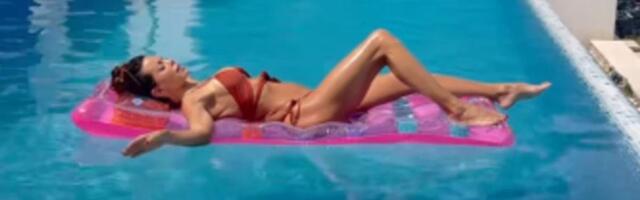 Voditeljka pokazala jelku bez ukrasa u vili od 2.000.000 evra! Kažu da je ovakvo "kićenje" sada svetski trend