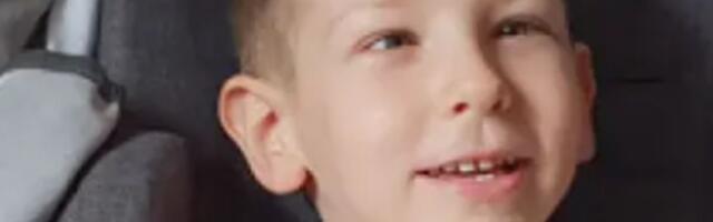 Nikola (10) ima veliku želju da stane na svoje noge: Malo kasni za vršnjacima, ali sve razume