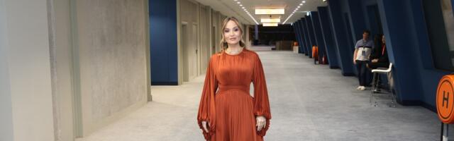 "DA SAM ZNALA, OTKAZALA BIH NA VREME!" Jelena Tomašević prvi put u javnosti nakon stravičnog pada na bini: Otkrila detalje bolesti, pa se dotakla stradale dece iz Ribnikara