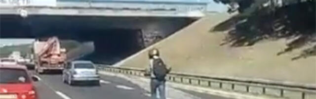 JEZIV snimak dece na trotinetu nasred kolovoza u Srbiji: Sekund ih delio od tragedije, ovako se gubi život!