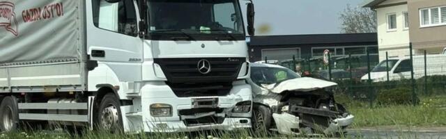 Težak udes kod Novog Sada: Troje osoba povređeno (FOTO)