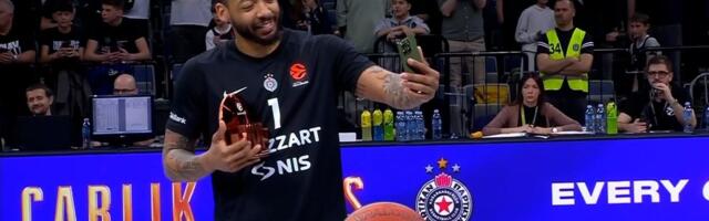 Legendarni kapiten Partizana uručio Karliku specijalno priznanje!