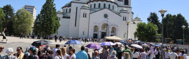 DA LI ĆE OSVEŠTANIH TRAKICA IZNAD POJASA PRESVETE BOGORODICE BITI DOVOLJNO ZA SVE? Redovi ispred Hrama Svetog Save i danas nepregledni