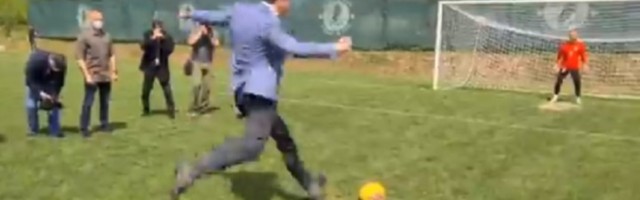 Predsednik Srbije ili vođa navijača