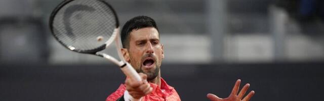 NOLE PEVA KARAOKE: Đoković dobio prateće vokale (VIDEO)