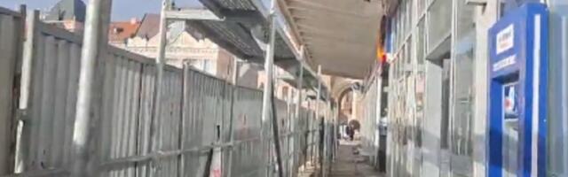 Nadstrešnica na Tanurdžićevoj palati opasna po bezbednost građana, hitno postavljena skela (VIDEO)