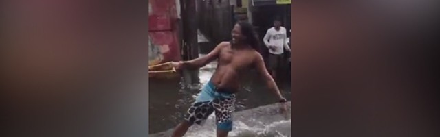 E SVAŠTA! Kiša poplavila grad, pojavili se surferi (VIDEO)