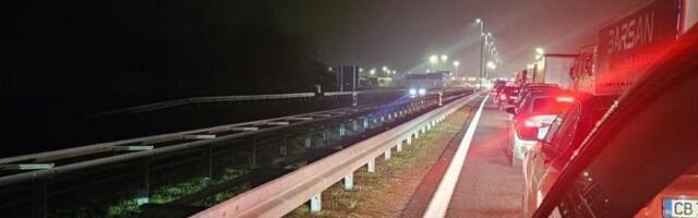 Incident na magistrali kroz Užice! Prevrnula se prikolica, drva zatrpala put (FOTO)