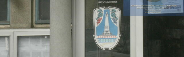 Vlasotinčani dobili novogodišnju čestitku: Poskupeli đubrarina i voda i kanalizacija