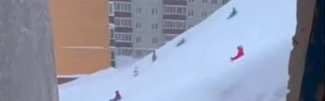 Lavine sa krovova, deca se sankaju niz zgrade: Nestvarni prizori na dalekom istoku Rusije (VIDEO)