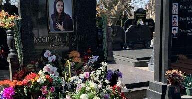 SVEĆE, SVEŽI BUKETI RUŽA, LJILJANA... Večna kuća Ksenije Pajčin na godišnjicu smrti, porodica dostojanstveno i tiho posetila grob pevačice