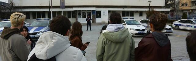 Protest ispred suda u Novom Pazaru: Protiv dvojice studenata pokrenut postupak