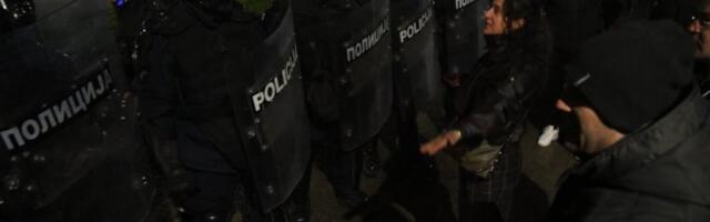 BLOKADERI U KULI NEĆE DA PRIZNAJU DA SU PUKLI! Ne daju narodu da spava, divljaju ulicama, viču i skandiraju! (VIDEO)