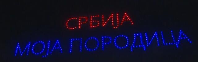 UŽIVO POGLEDAJTE NESVAKIDAŠNJI SPEKTAKL ISPRED SKUPŠTINE U BEOGRADU Dronovi najavili skup "Srbija jedna porodica"