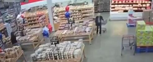 SNIMLJEN TRENUTAK URUŠAVANJA KROVA U PRODAVNICI! Kupci bežali pred naletom vode, dramatičan prizor! (VIDEO)