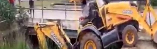 DAJTE OVOM ČOVEKU DA VOZI SVEMIRSKI BROD! Ako može ovo, ONDA MOŽE SVE! /NEVEROVATAN SNIMAK/