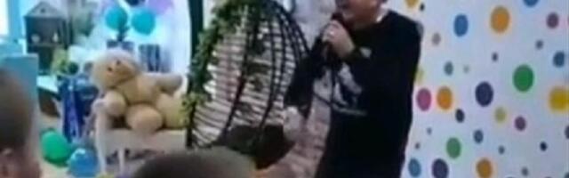 Idiotska pesma na dečijem rođendanu sa sve pevačem (VIDEO)