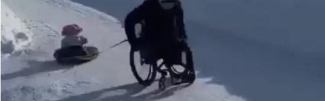 BRAVO tata: U invalidskim kolicima vuče ćerku po snegu (VIDEO)